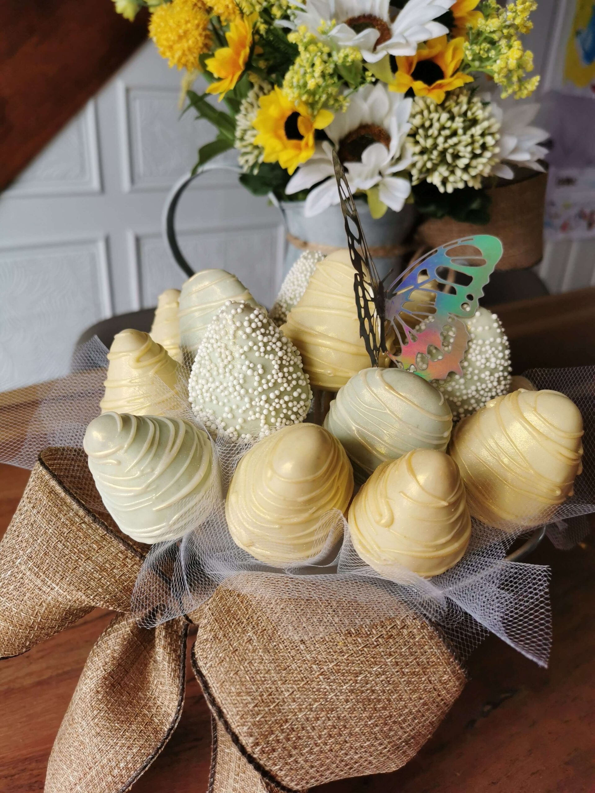 Bouquet de fraises enrobées au chocolat blanc et décorées.