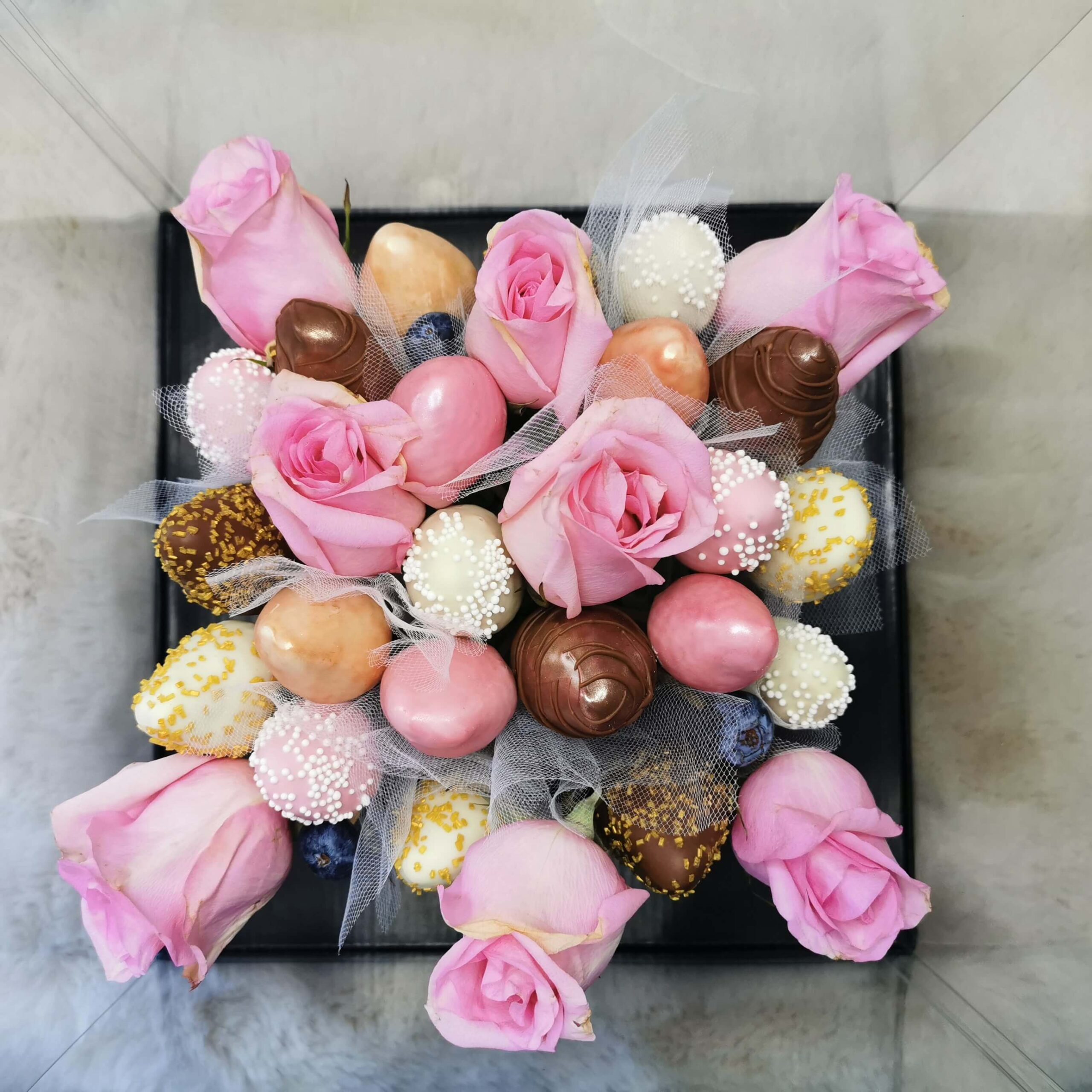 Bouquet des fraises enrobées au chocolat avec roses