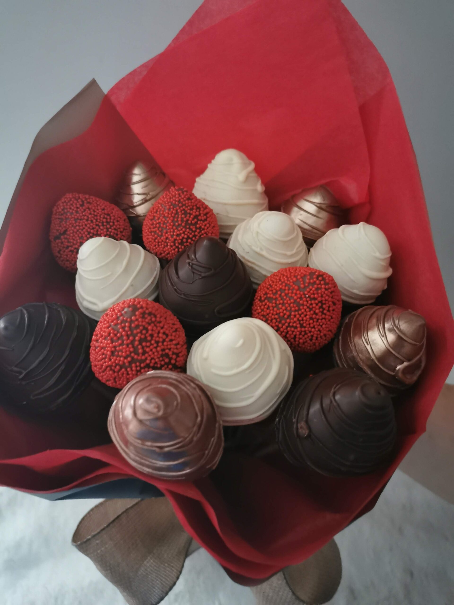 Bouquet des fraises enrobées au chocolat rouge