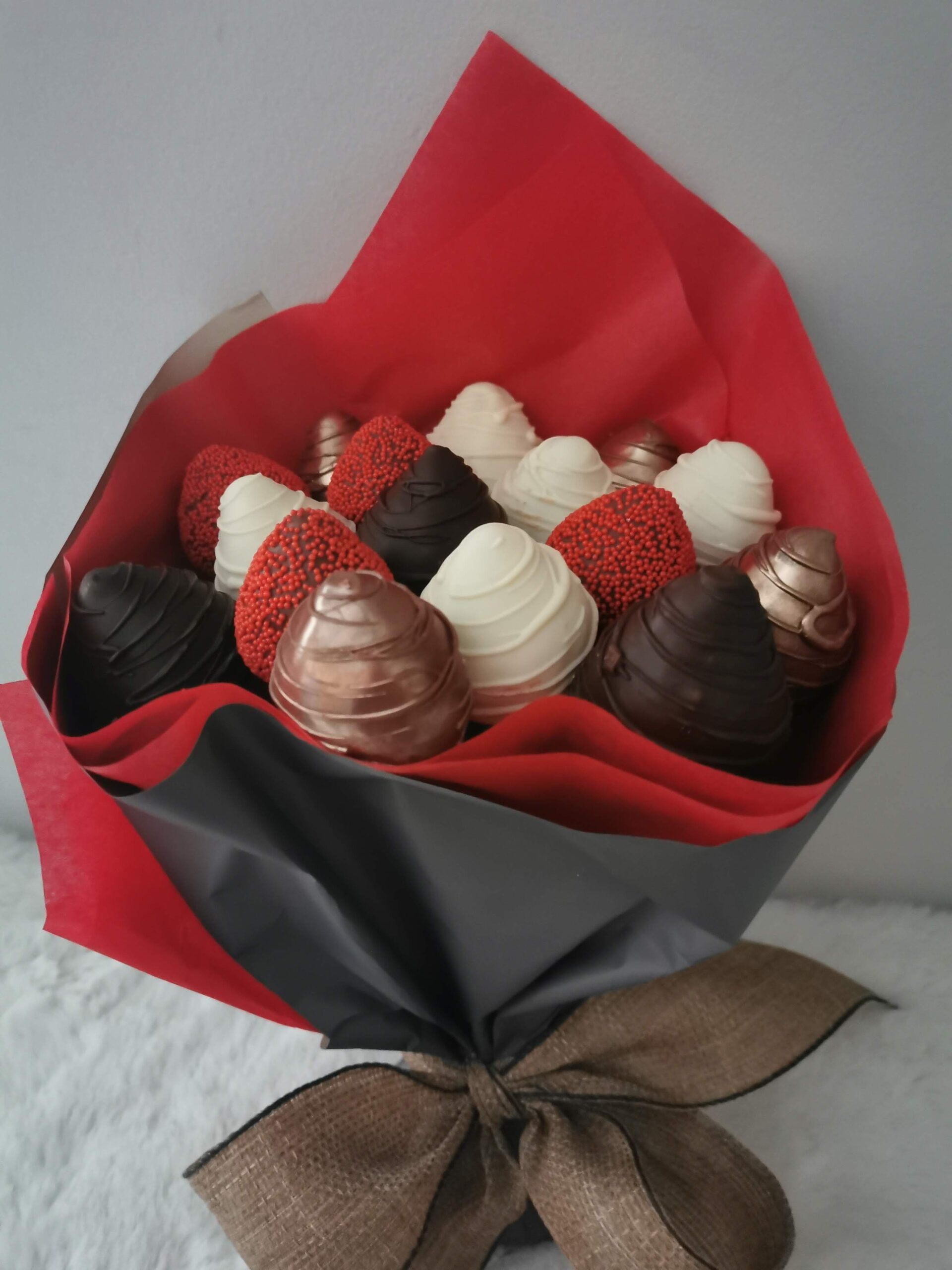 Bouquet des fraises enrobées au chocolat rouge