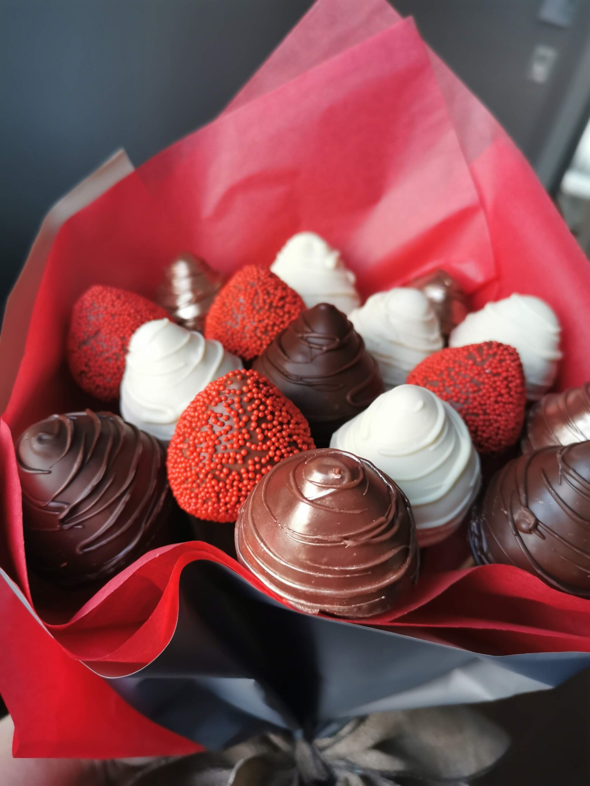 Bouquet des fraises enrobées au chocolat rouge